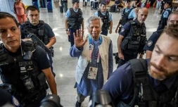 Le prix Nobel de la Paix Muhammad Yunus est escorté par la police française avant son départ pour le Bangladesh, le 7 août 2024 à l'aéroport de Paris-CDG.
