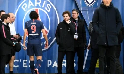 Le joueur du Paris SG Edinson Cavani blessé quitte le terrain lors de la réception de Bordeaux le 9 février 2019 