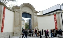 Des personnes font la queue devant le musée Rodin à Paris le 12 novembre 2015