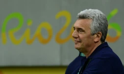 Claude Onesta Ă la tĂȘte de l'Ă©quipe de France de hand, lors des Jneux de Rio, le 9 aoĂ»t 2016