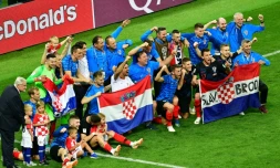 Les joueurs croates posent sur la pelouse du stade Loujniki après leur qualif pour la finale du Mondial, aux dépens des Anglais, le 11 juillet 2018