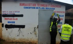 Un employé municipal attribue des numéros aux maisons à Yaoundé, le 9 août 2016
