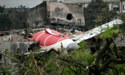 Les débris de l'avion d'Air India qui s'est écrasé sur qartier résidential d'Ahmedabad, en Inden le 13 juin 2025