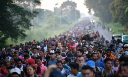 Des Honduriens de la "caravane" des migrants sur une route reliant Ciudad Hidalgo Ă Tapachula au Mexique, le 21 octobre 2018