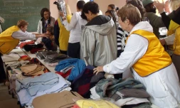 Dimanche 8 août 2010: Le Lions Club distribue vêtements chauds et couvertures aux Salaziens (photo: D.R)