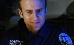 Le président Emmanuel Macron visite le sous-marin Le Terrible en mer le 4 juillet 2017
