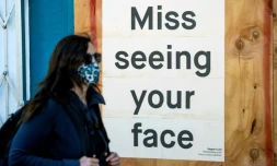 Une femme passe devant un restaurant Ă San Francisco le 1er avril 2020