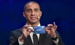 L'ex-attaquant français David Trezeguet sort la France des boules du du tirage au sort de l'Euro à Paris, le 12 décembre 2015