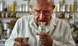 Le généticien et "sculpteur d'arÎmes" Michael Moisseeff teste une de ses préparations concoctée dans son laboratoire chez lui à Montegut-Lauragais (prÚs de Toulouse), le 29 juillet 2020