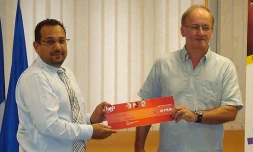 Mardi 10 août 2010 - Laurent Le Sage, Président de la Commission Régionale Paritaire de la Formation de l'Industrie Hôtelière (CRPF-IH) remettant le chèque à Riaz Mall, Président de la Commission