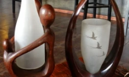 Objets en verre recyclé crées par l'artisan Jean Yves Refesse (Photo D.R)