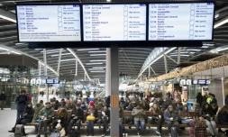 Des écrans de la gare centrale d'Utrecht, aux Pays-Bas, indiquent que le trafic des trains est perturbé en raison de vents violents, le 18 janvier 2018