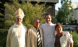 Laurent Julienne en compagnie de ses parents et de Monseigneur Gilbert Aubry (Photo Sonia Delecourt - Magazine Église de La Réunion)