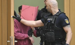 L'accusé (g) arrive dans la salle d'audience du tribunal régional de Stuttgart-Stammheim, dans le sud de l'Allemagne, le 13 février 2025
