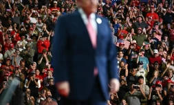 Le président américain Donald Trump lors d'un meeting à Park City, dans le Kansas (centre), le 19 octobre 2026