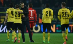 L'entraßneur de Dortmund félicite ses joueurs à l'issue du 8e de finale aller de l'Europa League remporté face à Tottenham, le 10 mars 2016