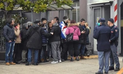 La famille et les amis attendent des nouvelles de leurs proches devant l'hôpital central de Pescara, à environ 58 kilomètres du site où une avalanche a englouti l'hôtel Rigopiano, en Italie, le 20 janvier 2017