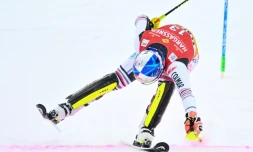 Alexis Pinturault franchit la ligne d'arrivée de la 2e manche du slalom de Flachau en Autriche le 17 janvier 2021
