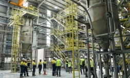 Des employés de la société minière australienne Lynas lors d'une visite des installations, le 8 avril 2026 à Gebeng, dans l'est de la Malaisie