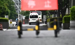 Un bus transportant Michael Taylor et son fils Peter arrive au tribunal de Tokyo, le 14 juin 2021