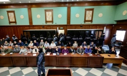 Les accusés, soupçonnés d'implication dans l'attentat perpétré en 2024 à la salle de concert Crocus City Hall, dans des box vitrés avant l'annonce de leur verdict par un tribunal de Moscou, le 12 mars 2026