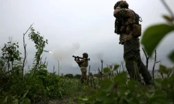 Des soldats ukrainiens sur la ligne de front prÚs de Bakhmout, dans la région de Donetsk, le 17 juin 2023