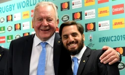 L'Anglais Bill Beaumont (g), réélu samedi président de World Rugby, et l'Argentin Agustin Pichot, alors son vice-président et son concurrent cette année pour la présidence de l'instance mondiale, lors du tirage au sort du Mondial-2019 le 10 mai 2017 à Kyoto