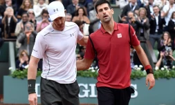 Le Serbe Novak Djokovic (d) et le Britannique Andy Murray après la finale de Roland-Garros remportée par le Serbe, le 5 juin 2016