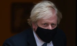 Le Premier ministre britannique Boris Johnson quitte le 10 Downing Street pour se rendre au Parlement, le 24 novembre 2021 Ă Londres