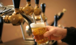 On observe une diminution continue dans le temps du ratio hommes-femmes tant pour la consommation d'alcool en général que pour la consommation excessive d'alcool