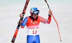 La joie d'Arthur Bauchet, aprÚs sa victoire dans le super combiné (catégorie debout) aux Jeux paralympiques de Pékin, le 5 mars 2022 à Yanqing