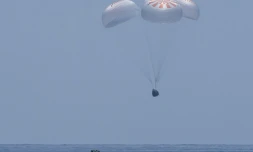 La capsule Dragon de SpaceX juste avant l'amerrissage dans le golfe du Mexique, le 2 août 2020