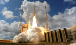 Photo fournie le 17 novembre 2016 par Agence spatiale européenne (ESA) d'une fusée Ariane 5 chargée de 4 satellites Galileo, en train de décoller de Kourou en Guyane française
