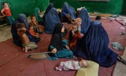 Des familles ayant fui les combats entre les talibans et les forces afghanes se sont réfugiées dans une école à Ghaziabad, dans la province afghane de Kunar, le 7 août 2021