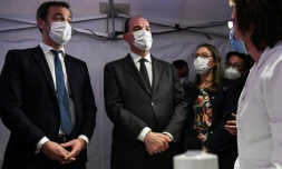 Olivier Véran et Jean Castex dans un centre de vaccination à Saint-Rémy-les-Chevreuse, le 15 avril 2021