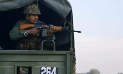 Un soldat indien surveille les environs de la base militaire de Pathankot (Pendjab), le 3 janvier 2016