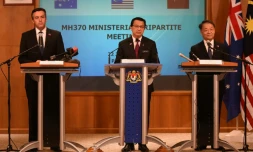 Le ministre malaisien des Transports Liow Tiong Lai (c), ses homologues chinois Yang Chuantang (d) et australien Darren Chester (g), lors d'une conférence de presse sur les recherches du vol MH370, le 22 juillet 2016 à Putrajaya, près de Kuala Lumpur