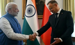 Le président polonais Andrzej Duda, à droite, serre la main du Premier ministre indien Narendra Modi à Varsovie, le 22 août 2024