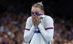 La déception de la handballeuse française Léna Grandveau aprÚs la défaite en finale des JO face à la NorvÚge, le 10 août 2024 Villeneuve-d'Ascq