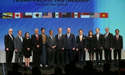 Le Premier ministre néo-zélandais John Key (6e d) entouré des représentants des 12 pays signataires de l'accord de partenariat transpacifique (TTP), le 3 février à Auckland