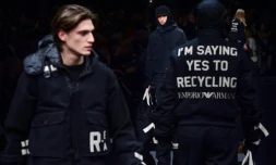 Des mannequins portent des créations Emporio Armani lors de de la Fashion week de Milan, le 11 janvier 2020