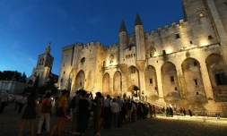 Des spectateurs devant le Palais des Papes le 6 juillet 2016 à Avignon 