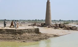 Des travailleurs devant leur briqueterie à l'arrêt en raison d'inondations, à Agilpur au Pakistan le 4 septembre 2022