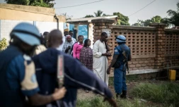 Un soldat burundais de la Minusca contrôle des électeurs de la communauté musulmane du PK-5 à l'entrée d'un bureau de vote à Bangui, le 14 décembre 2015