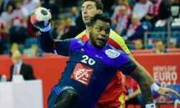 Le pivot Cédric Sorhaindo s'arrache pour inscrire un but avec les Bleus contre la Macédoine à l'Euro, le 15 janvier 2016 à la Tauron Arena de Cracovie