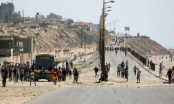 Des Palestiniens marchent le long d'une route prĂšs de Nuseirat, dans le centre de la bande de Gaza, le 21 mai 2024