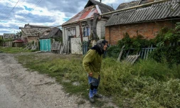 Une habitante passe devant des maisons endommagées de la localité de Siversk, dans la région de Donetsk, prise entre les tirs des forces ukrainiennes et russes, le 7 septembre 2022