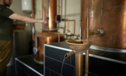 Florent Caston, maître de chais de la distillerie Whisky Twelve, ajuste un alambic, à Laguiole, dans l'Aveyron, le 19 mai 2022