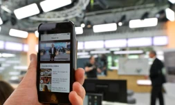 Diffusion sur un smartphone des premiĂšres images de Franceinfo, sur le plateau de la chaĂźne publique, le 1er septembre 2016 Ă Paris