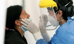 Un personnel de santé réalise un test de détection du Covid-19, à Quito, le 4 janvier 2022